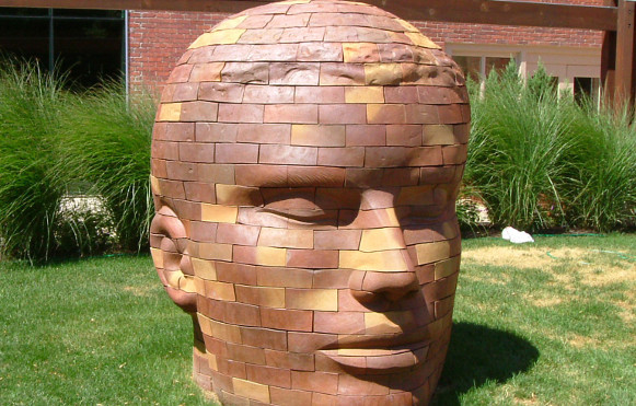 Rzeźba z kamienia - głowa w ogrodzie